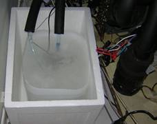 净化功能，这是实现高端多媒体质量和系统性能的必要技术。</p><p>并且可以检测并调整GPU / RAM来维持最佳操作状态。超静音：当GPU温度变化时，风扇速度将自动调整以保持最佳的系统运行状态，并且风扇运行时间将被最小化以减少系统噪音。它具有以下功能：1.超简单的超频设置2.同时对核心芯片和内存频率进行超频3.智能超频设置，可避免过热，死机和超频，并具有最佳稳定性。</p><p>此外，我们知道Shader频率对图形卡性能的影响要比核心频率高得多。尽管Shader超频可以充分发挥我们显卡的性能，但对于许多新手而言，Shader超频的复杂性相对较高。例如，对于一些新手来说，重写BIOS信息，刷新BIOS等已成为问题。此后，尽管NVIDIA及时跟进并推出了可支持Shader超频的驱动程序，但仍需要使用RivaTuner软件进行调整，这也会给新手带来很多麻烦。那么，真的没有简单的方法可以超频吗？</p><p><img src=