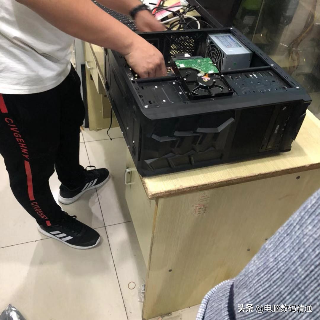 才买的一个4T硬盘只因一个无意的操作就坏了，大家说可不可惜？