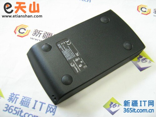 底部磨砂处理，还带四个橡胶脚垫及防滑又放刮伤