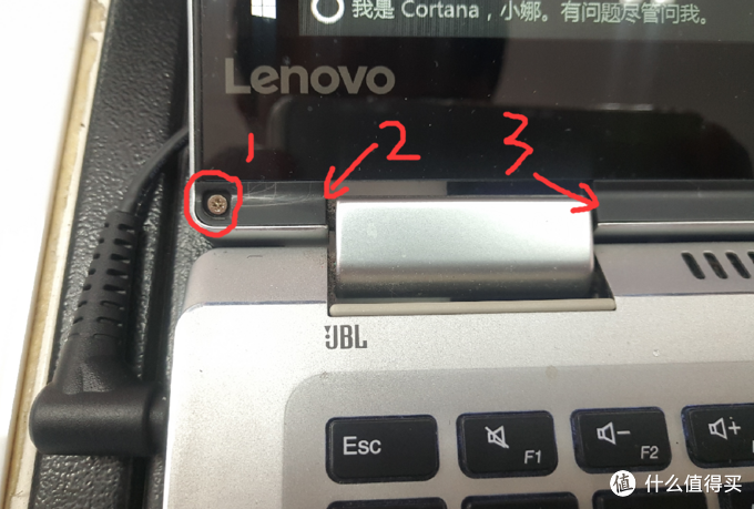 拧下螺丝，用刀片从2处撬开塑料片，然后从3处撬开长塑料挡条。