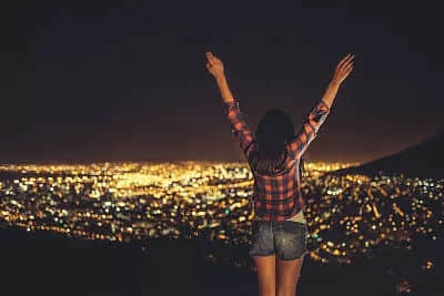 我装的WIN7，怎样在桌面上建立宽带连接的快捷方式？