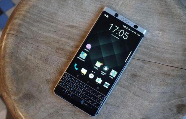 巅峰时刻:[] TCL最终未能支撑黑莓，全键盘手机之王离开了我们...