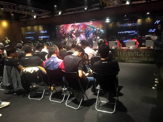 全新产品:ASUS迷你游戏机和超薄显示屏将带您达到顶峰