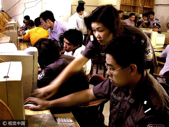21世纪初的网吧，被警察检查是家常便饭。/视觉中国