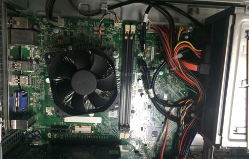 教程:编辑器教您如何在打开计算机电源时解决黑屏