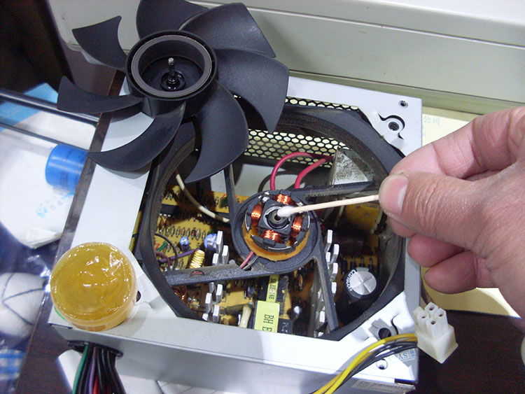 笔记本电脑风扇可以加润滑油吗_电脑风扇加什么油_笔记本风扇 加油加哪里