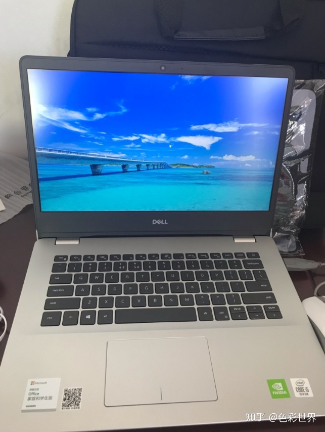 戴尔粉色笔记本电脑