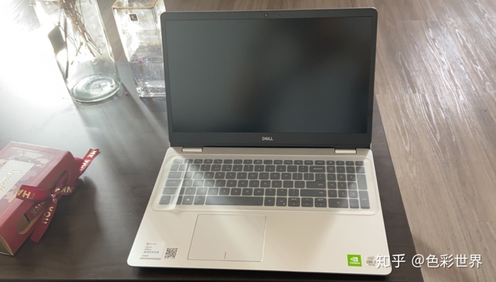戴尔粉色笔记本电脑
