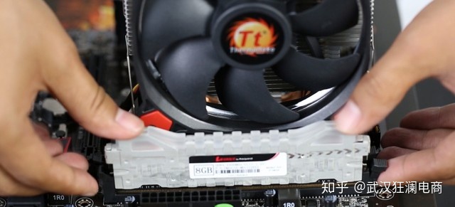 硬盘安装机箱图解