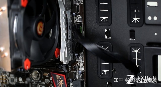 硬盘安装机箱图解