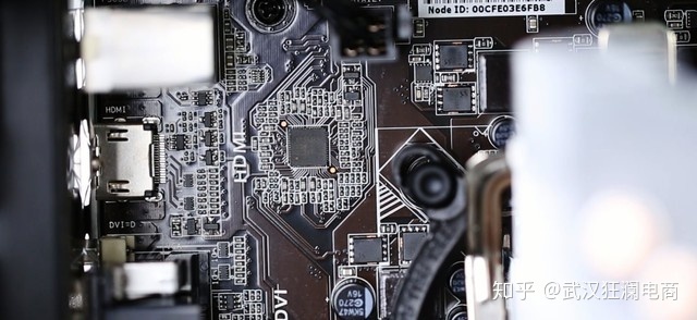 硬盘安装机箱图解