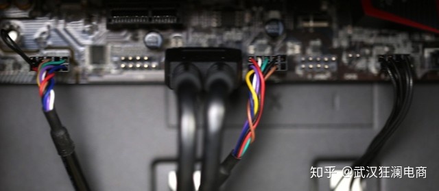 硬盘安装机箱图解