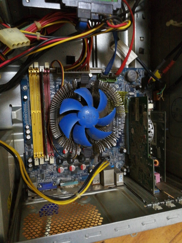 显示器无信号主机开机自检通过_电脑主机开机显示器无信号_显示器无信号主机开机自检通过