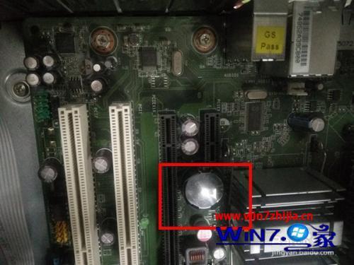 显示器不亮了怎么回事_电脑开机显示器不亮怎么回事