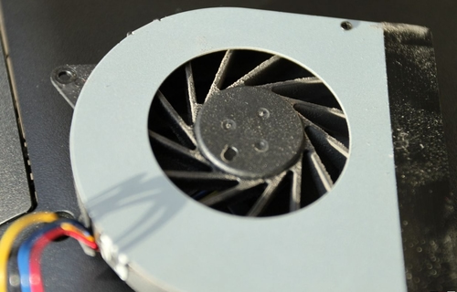 散热底座怎么放~要风扇对着笔记本风扇吗_笔记本风扇噪音大要换风扇吗_笔记本电脑风扇清灰