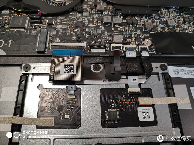 把电池两边螺丝拧下就可看到触摸板板子主题了（三颗螺丝固定）