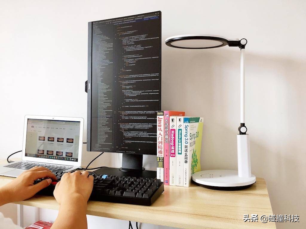 程序员护眼显示器推荐：不闪屏+滤蓝光是基本，有智慧调光才真牛