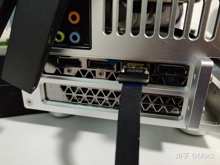 监控主板连接显示屏