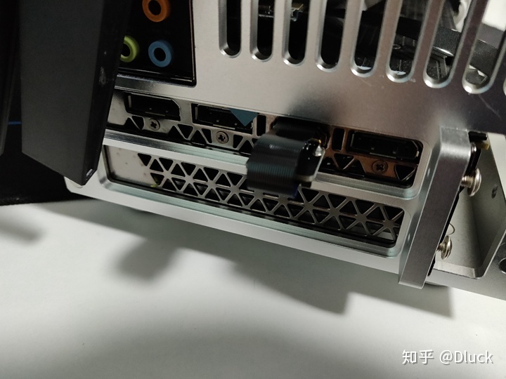 监控主板连接显示屏