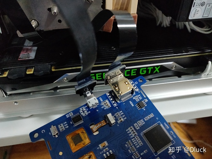 监控主板连接显示屏