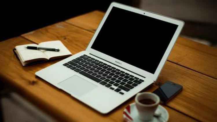 学校要购买三台笔记本电脑