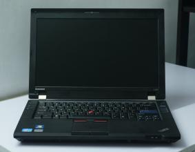 学校要购买三台笔记本电脑