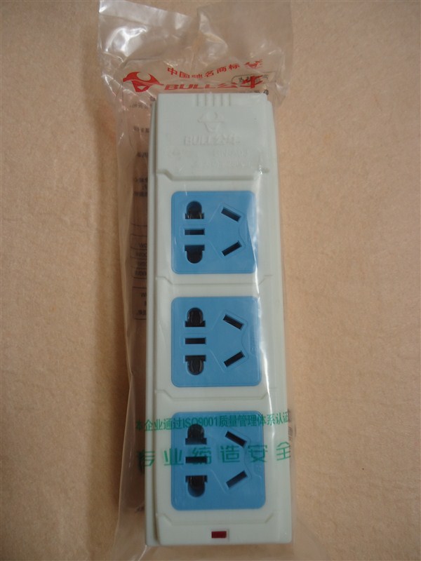 iPhone机主板连切口形状都极力模仿了正品主板