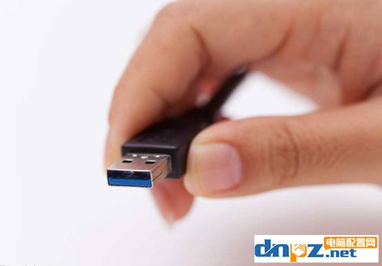 关于U盘提示目标文件过大无法复制的解决方法