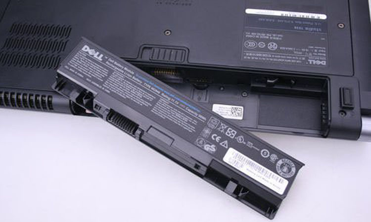 笔记本电脑的电池怎么拆啊?--—电池旁边


