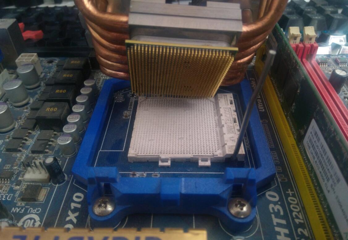 cpu 散热 怎么拆_cpu散热硅脂中间一点_cpu不装散热器会怎样