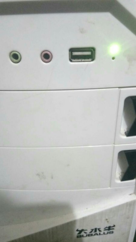 电脑主机蓝灯