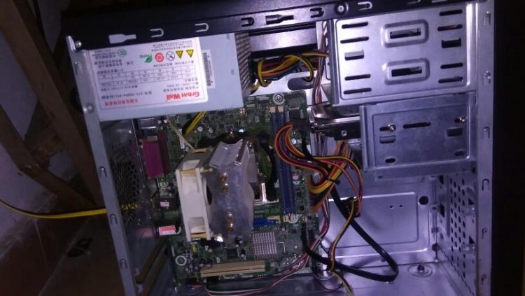 电脑主机正常，显示器灯不亮了怎么办？解决方法