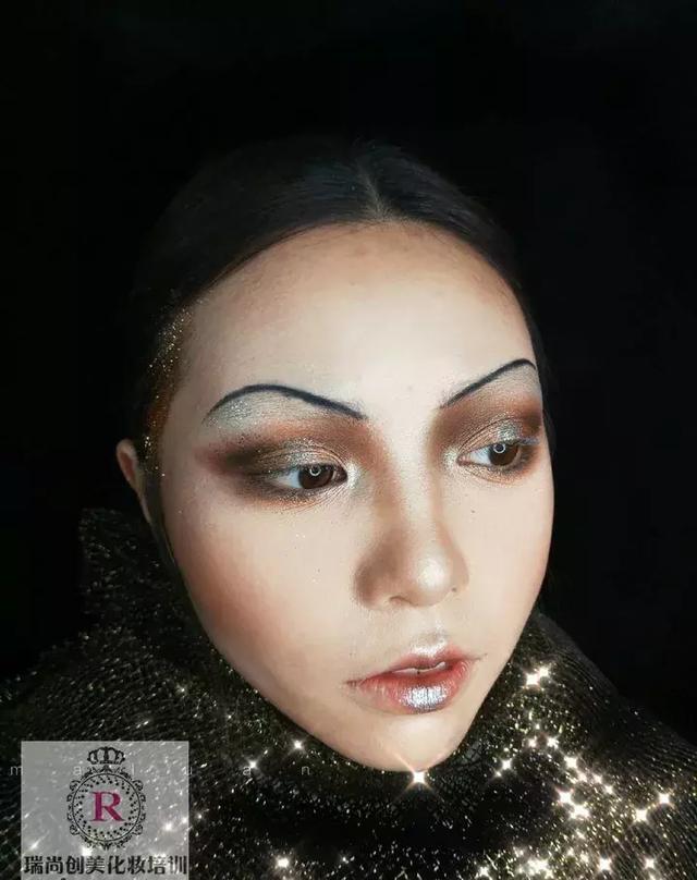 多丽丝娃娃优酷视频形容词出现在你面前，比如吃的人都大于两个