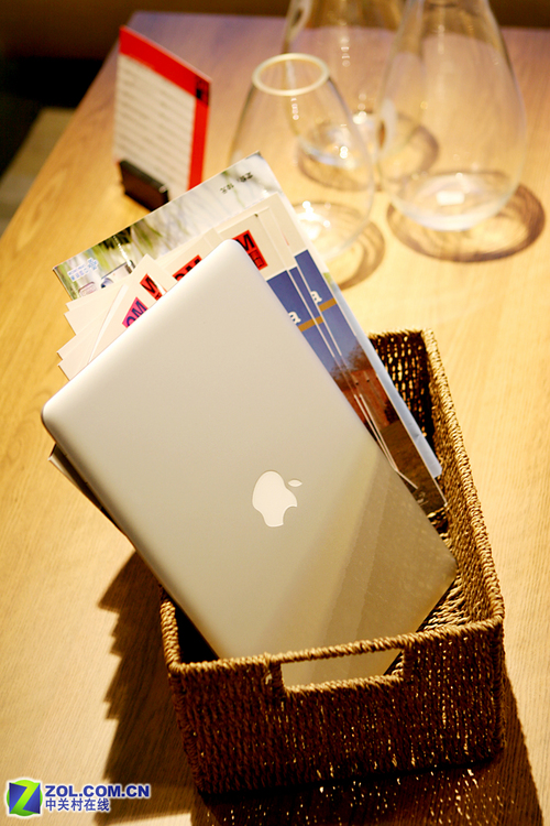 极致轻薄的MacBookAir笔记本配一套外设(组图)