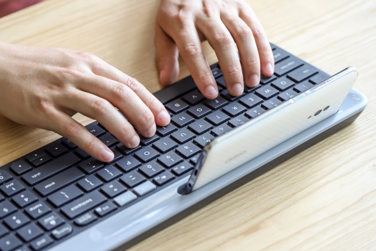 超薄无线蓝牙键盘怎么用