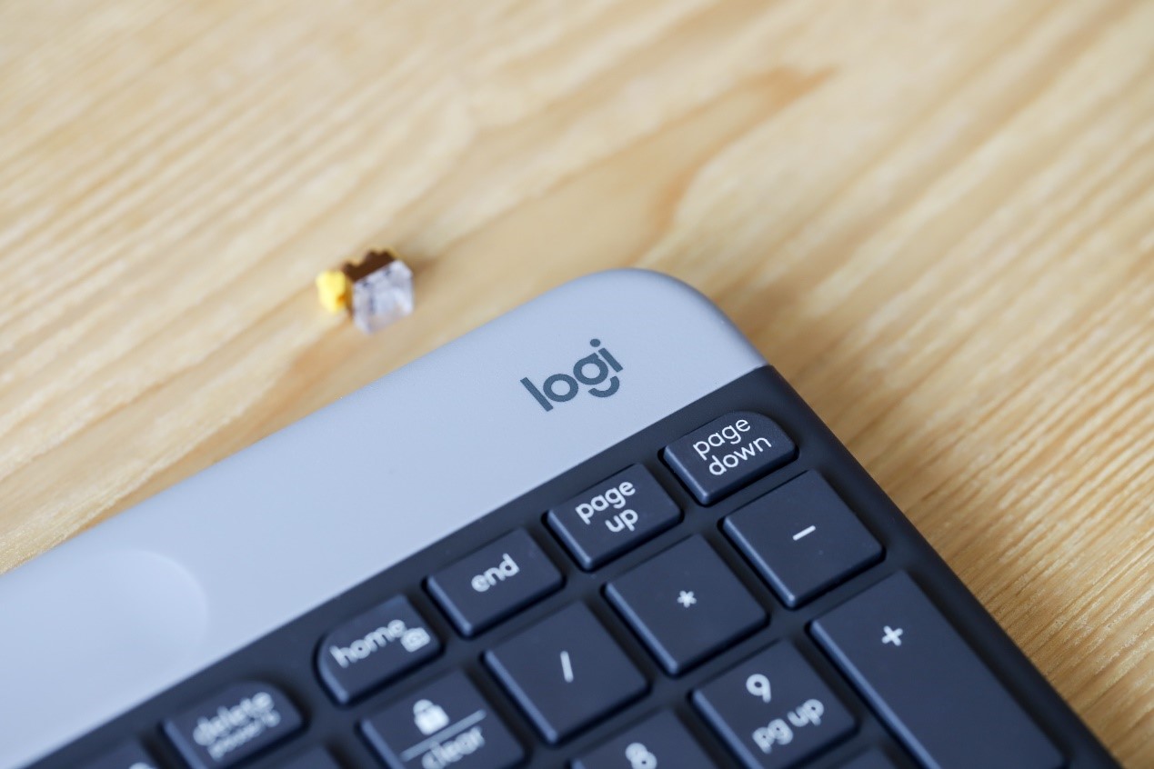 超薄无线蓝牙键盘怎么用