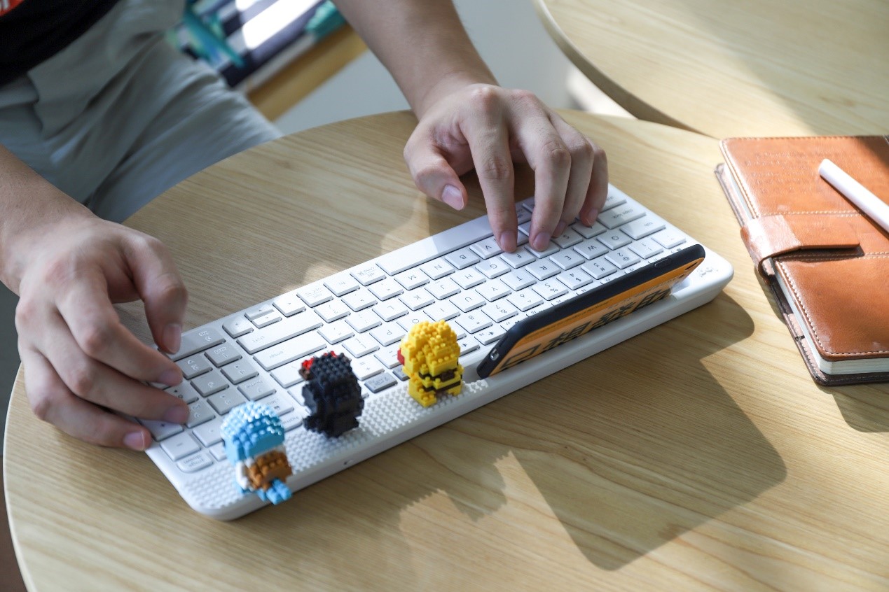 超薄无线蓝牙键盘怎么用