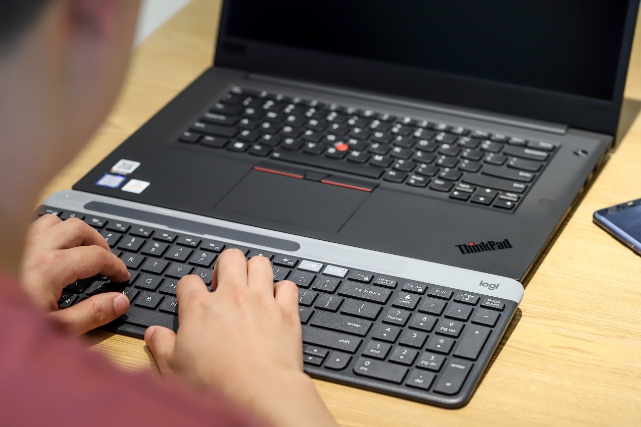 超薄无线蓝牙键盘怎么用