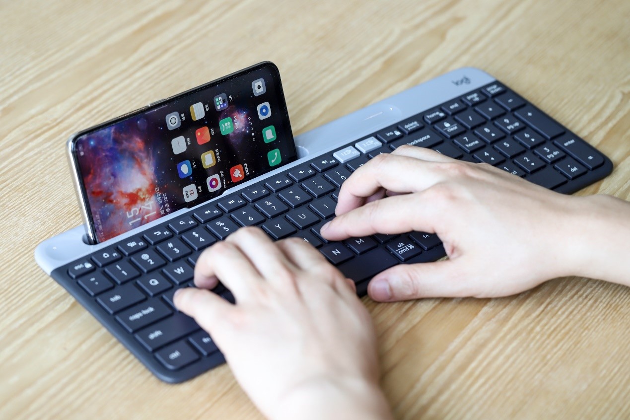 超薄无线蓝牙键盘怎么用