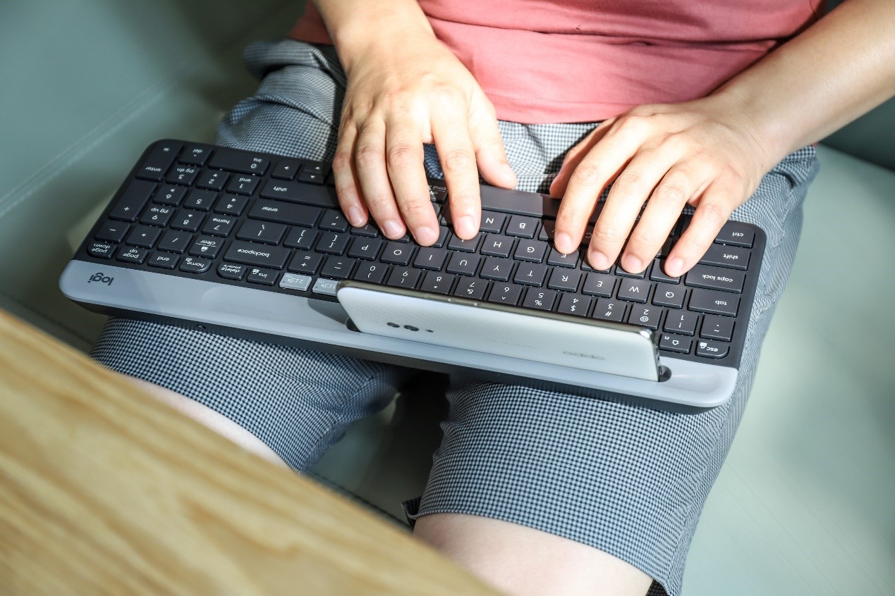 超薄无线蓝牙键盘怎么用