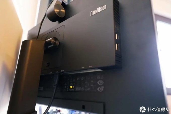 MacBook Pro扩展显示器及生产力配件布局