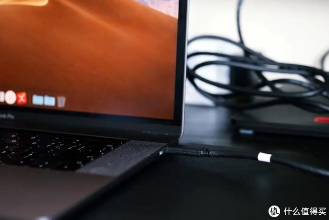 MacBook Pro扩展显示器及生产力配件布局
