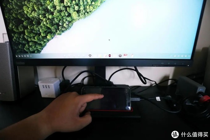 MacBook Pro扩展显示器及生产力配件布局
