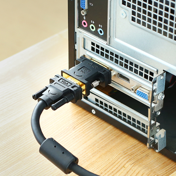 苹果电脑连接显示器_苹果6。苹果最新的Thunderbolt显示器同时支持USB，以太网和显示器级联。其外观与Mini DisplayPort相同，但是传输的数据不同，因此直接连接到Mini DisplayPort接口的Thunderbolt显示器将无法工作。</p><p>目前，Apple是市场上唯一生产Thunderbolt显示器的公司。但是，考虑到Apple在行业中的影响力，Thunderbolt变得流行只是时间问题。 Thunderbolt的一项创新就是支持显示器级联，因此，通过级联，可以将两个显示器连接到我在2012年生产的11英寸MacBook Air上，并且可以同时使用三个屏幕。不要惊讶。如果您使用Retina MacBook Pro，除了两个Thunderbolt显示屏外，还可以使用HDMI接口连接到Mac的第三个屏幕：共有4个屏幕，并且任何窗口都无法放置。</p><p><img src=