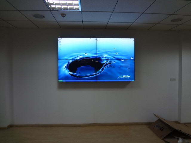 4台液晶电视机或显示器拼接组成一个大屏幕