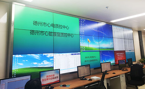 4台显示器如何拼接成一个屏幕？