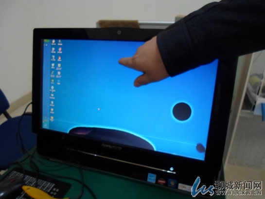 显示器亮线_小米4屏幕亮但不显示_登陆器上不显示服务器是什么意思