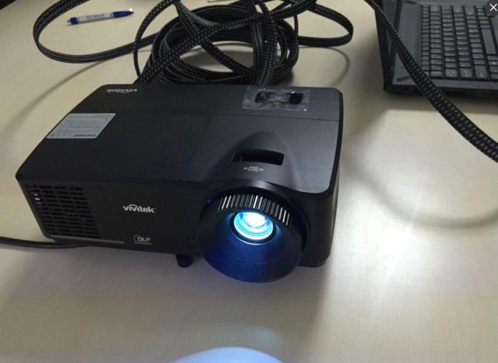 美的空调显示24度自动开关机问题_四种大屏幕拼接显示技术优缺点对比_显示器对比度设置