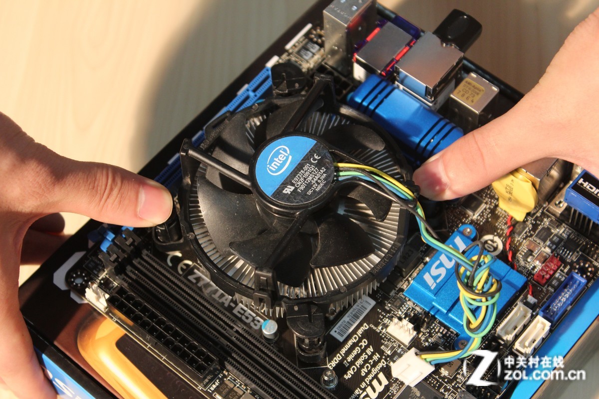 机箱 固定硬盘_爱国者机箱硬盘安装_绝尘侠机箱怎么装机械硬盘