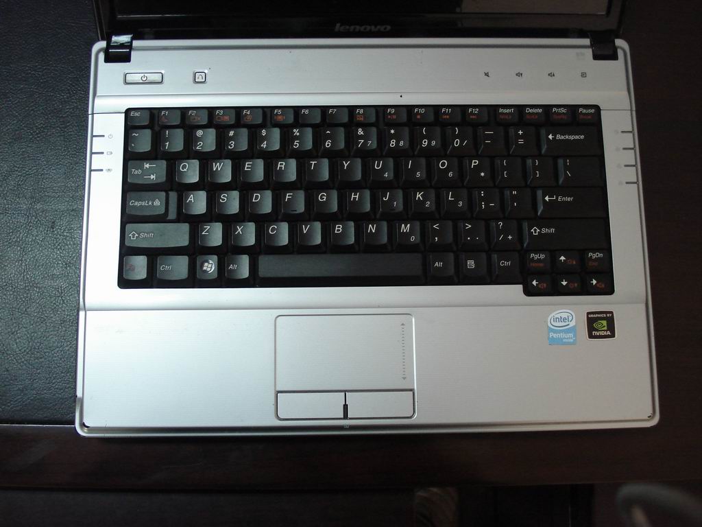 笔记本连显示器不清晰_笔记本屏幕小显示不全_笔记本连接投影仪两个同时显示